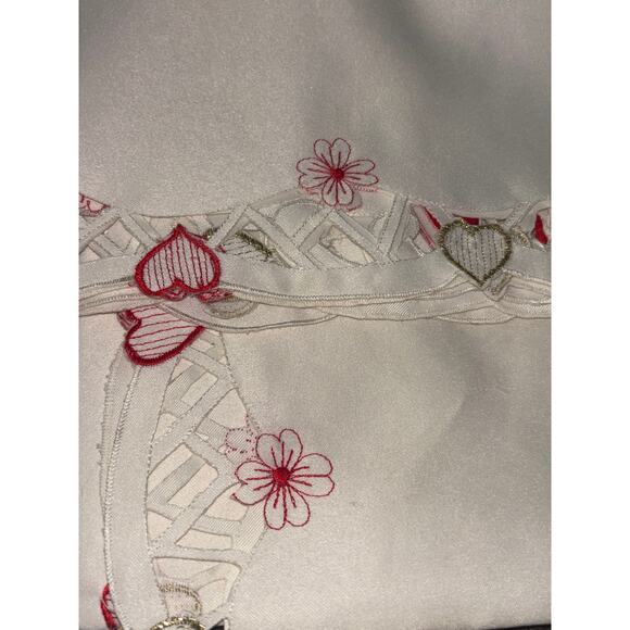 Vintage Embroidered Tablecloth Teddy Bears & Red Gold Hearts Valentine 33”x33” - Picture 4 of 7